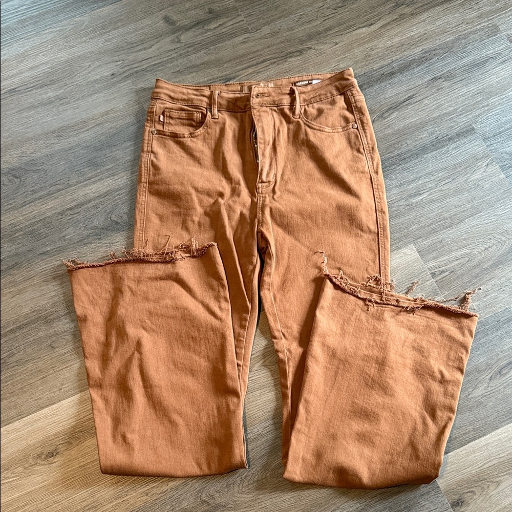 Judy Blue Frayed Hem Brown Jeans
Worn once. Long length.